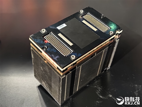 AMD MI300加速器官方、真机美图：八路并行 堪称艺术品