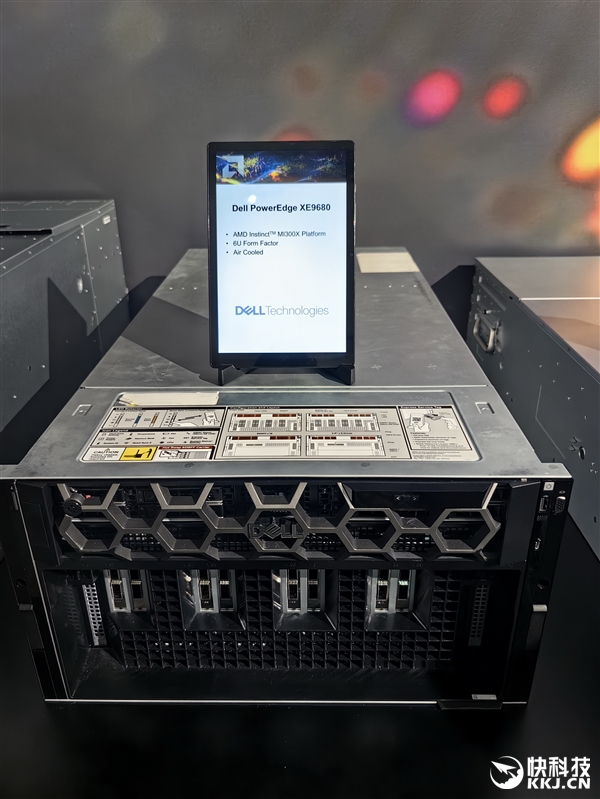 AMD MI300加速器官方、真机美图：八路并行 堪称艺术品