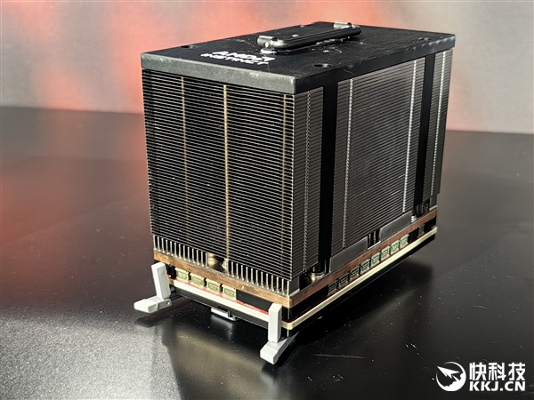 AMD MI300加速器官方、真机美图：八路并行 堪称艺术品