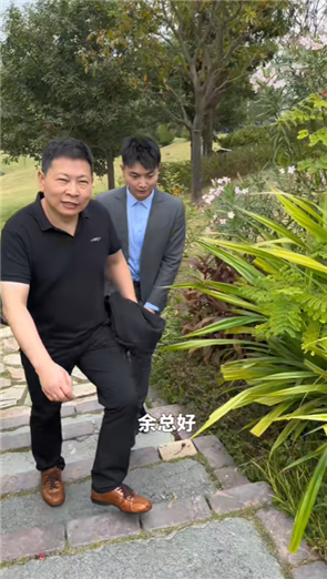 博主手持iPhone在华为园区录像 余承东微笑吐出四个字