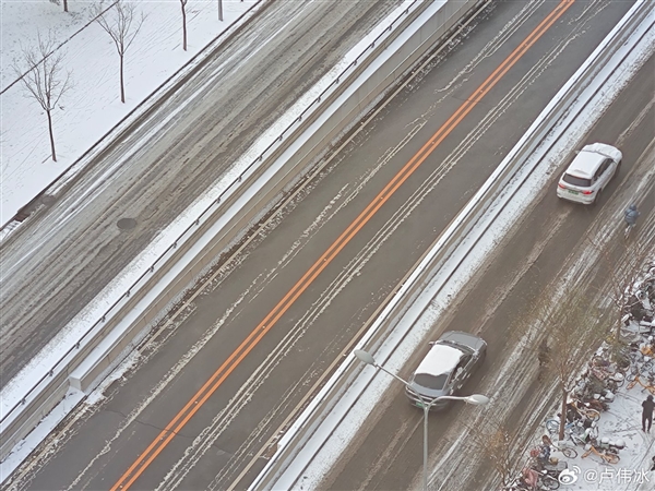 多地迎来今冬初雪 很多人上班迟到了 卢伟冰：10公里80分钟到达公司