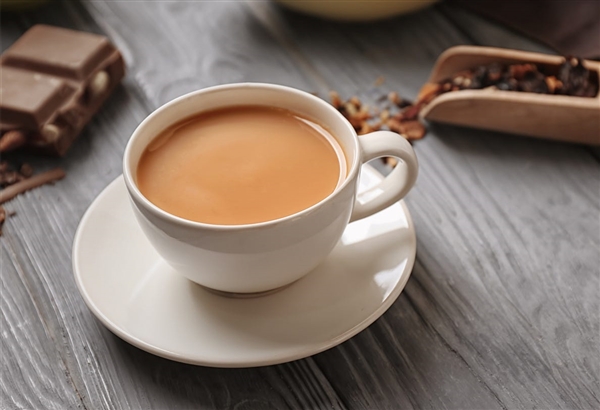 瑞幸被曝洗手流程不规范致员工烂手：皮肤出现皲裂褪皮现象