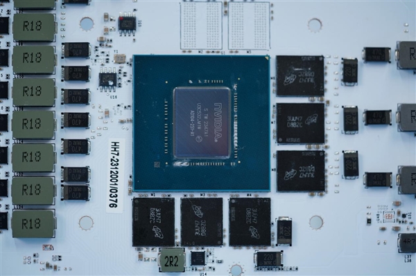 纯白高颜值！影驰20周年款RTX 4070显卡图赏