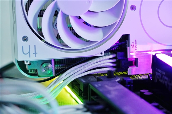 纯白高颜值！影驰20周年款RTX 4070显卡图赏