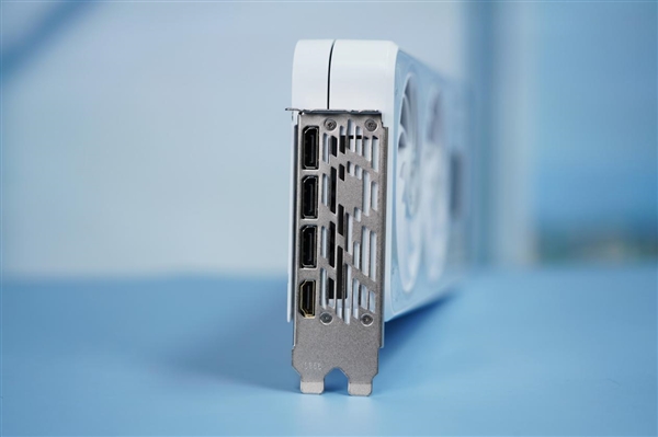 纯白高颜值！影驰20周年款RTX 4070显卡图赏