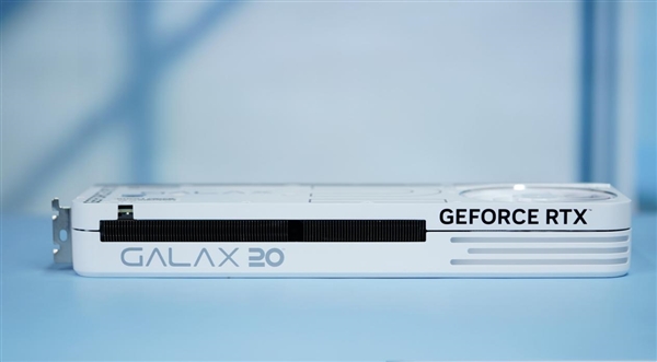 纯白高颜值！影驰20周年款RTX 4070显卡图赏