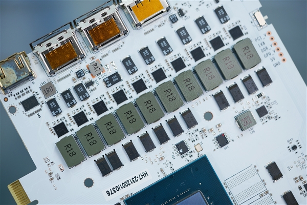 纯白高颜值！影驰20周年款RTX 4070显卡图赏