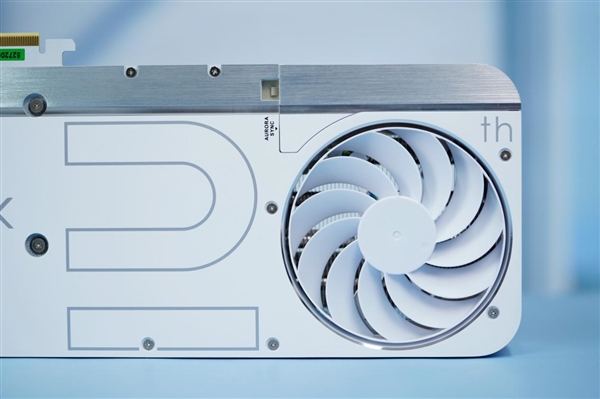 纯白高颜值！影驰20周年款RTX 4070显卡图赏