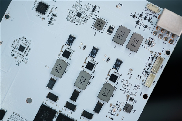 纯白高颜值！影驰20周年款RTX 4070显卡图赏