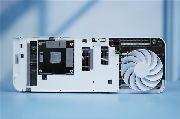 纯白高颜值！影驰20周年款RTX 4070显卡图赏