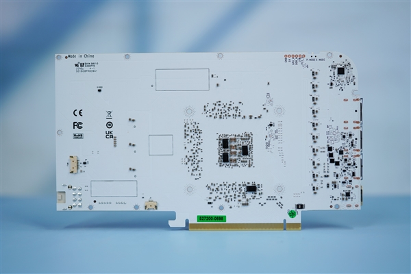 纯白高颜值！影驰20周年款RTX 4070显卡图赏