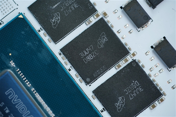 纯白高颜值！影驰20周年款RTX 4070显卡图赏