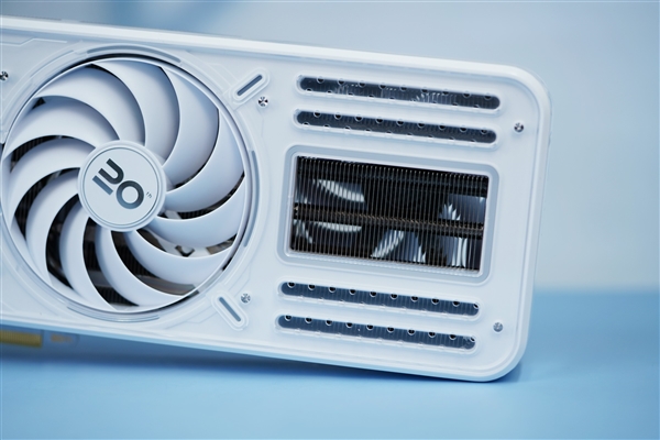 纯白高颜值！影驰20周年款RTX 4070显卡图赏
