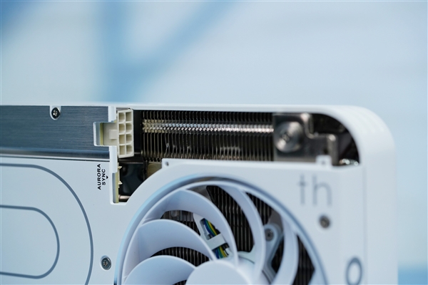 纯白高颜值！影驰20周年款RTX 4070显卡图赏