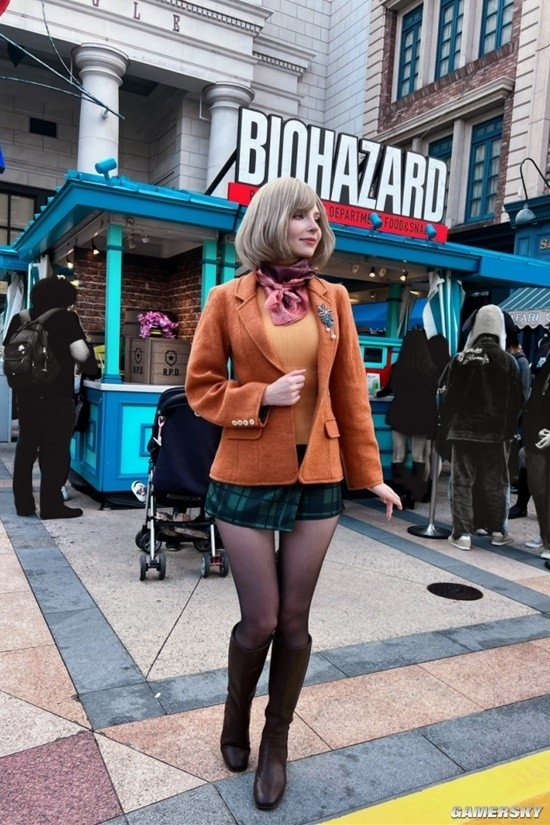 《生化4RE》艾什莉体模分享圣诞风格新美照：你想要礼物吗