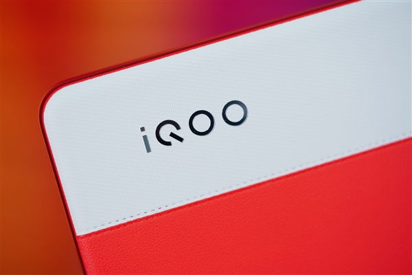 红白撞色太吸睛！iQOO Neo9红白魂图赏