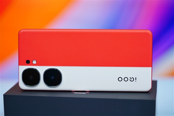 红白撞色太吸睛！iQOO Neo9红白魂图赏