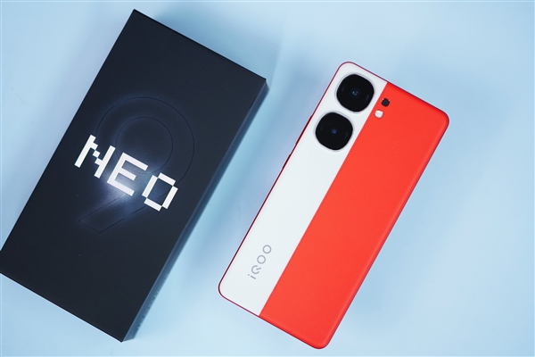 红白撞色太吸睛！iQOO Neo9红白魂图赏