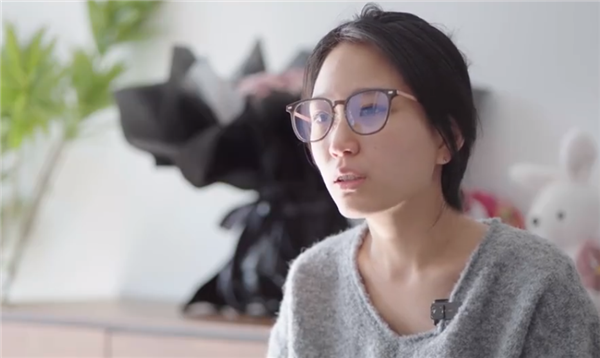 挖呀挖桃子老师每场直播收入仅1千元：会自虐打自己