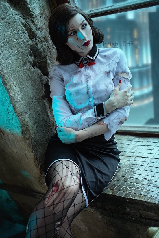 《生化奇兵》伊丽莎白COS：战损、仿伤妆十分精致