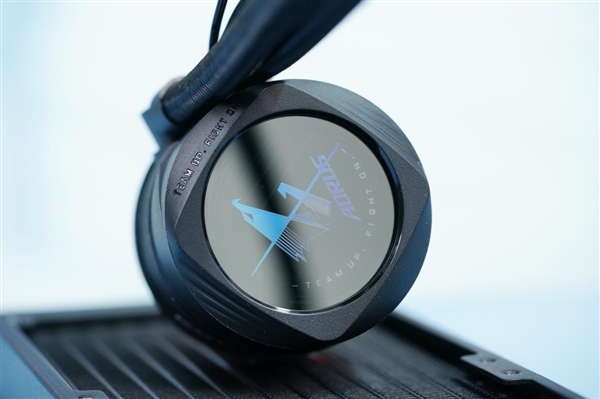 全彩屏可播放视频！技嘉水雕II 360水冷散热器图赏