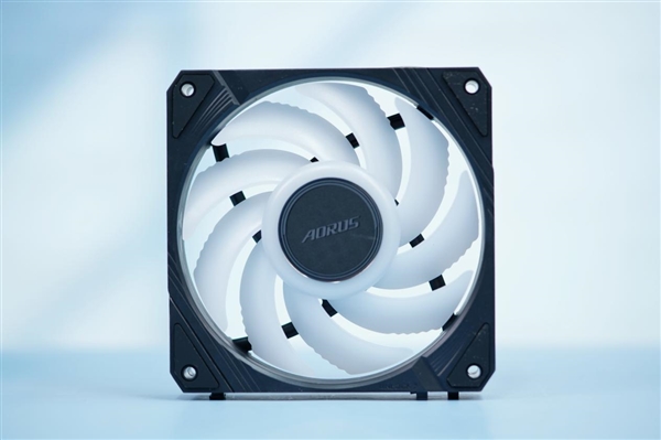 全彩屏可播放视频！技嘉水雕II 360水冷散热器图赏