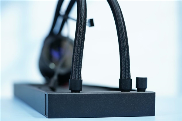 全彩屏可播放视频！技嘉水雕II 360水冷散热器图赏