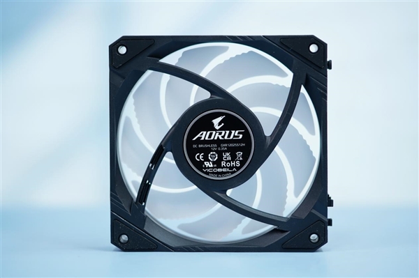 全彩屏可播放视频！技嘉水雕II 360水冷散热器图赏