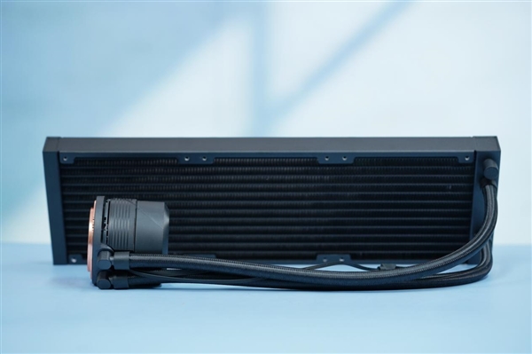 全彩屏可播放视频！技嘉水雕II 360水冷散热器图赏