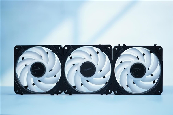 全彩屏可播放视频！技嘉水雕II 360水冷散热器图赏