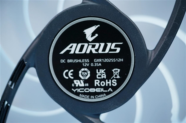 全彩屏可播放视频！技嘉水雕II 360水冷散热器图赏