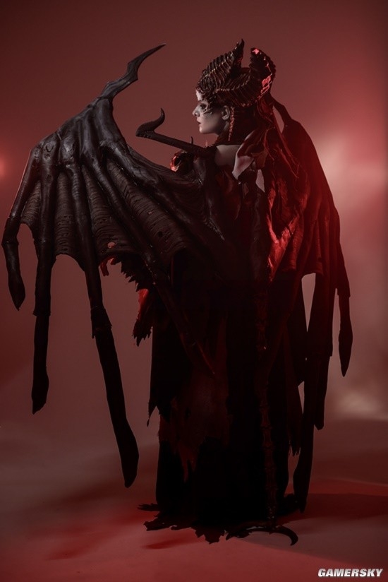 俄妹COS《暗黑破坏神》莉莉丝 邪恶美艳完美还原