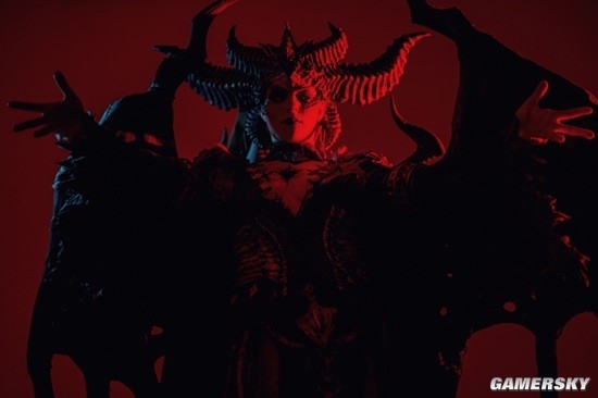 俄妹COS《暗黑破坏神》莉莉丝 邪恶美艳完美还原