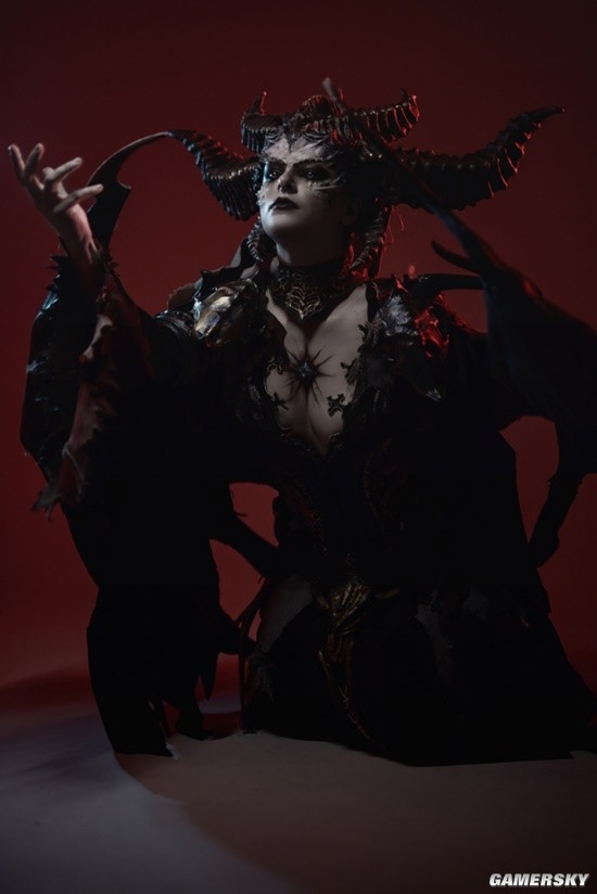 俄妹COS《暗黑破坏神》莉莉丝 邪恶美艳完美还原