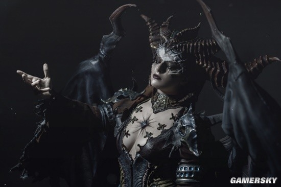 俄妹COS《暗黑破坏神》莉莉丝 邪恶美艳完美还原