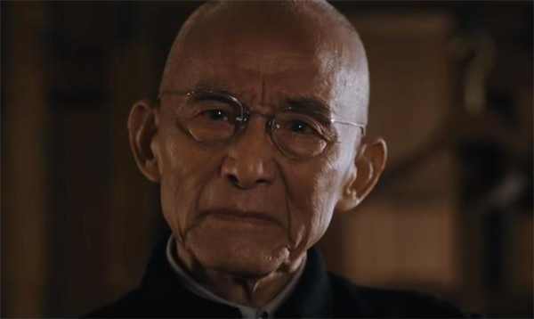 90岁老戏骨游本昌再穿济公服 新年为大家撞钟祈福