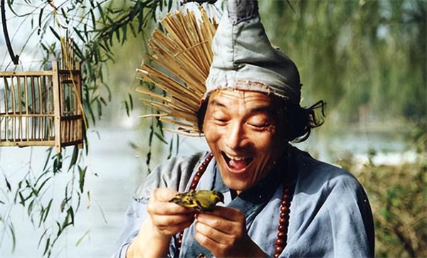 90岁老戏骨游本昌再穿济公服 新年为大家撞钟祈福