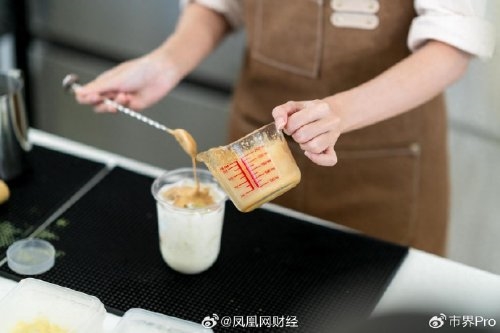 85后大叔卖奶茶身家150亿：赚钱全靠加盟商