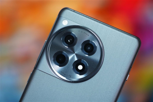 行业顶级1.5K屏幕！一加Ace 3星辰黑图赏