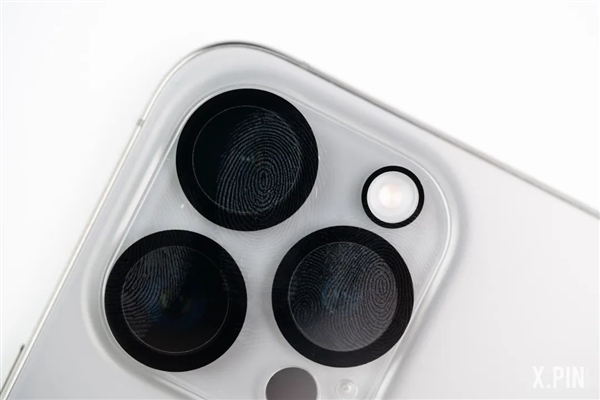 贴了个几十块钱的镜头膜:一拍照 我懵了