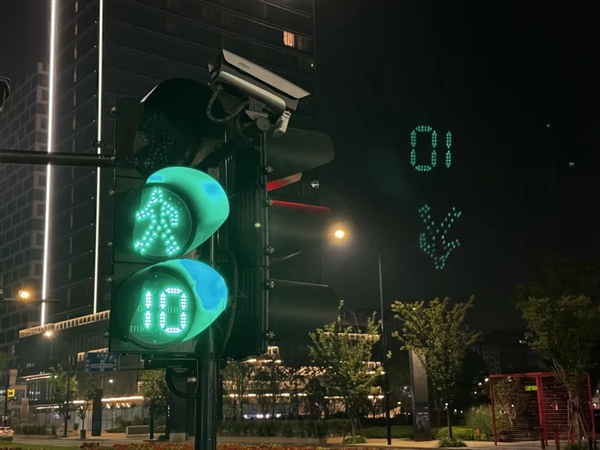 贴了个几十块钱的镜头膜:一拍照 我懵了