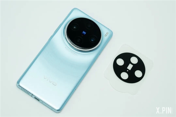 贴了个几十块钱的镜头膜:一拍照 我懵了