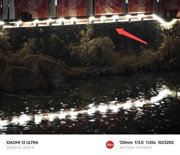 贴了个几十块钱的镜头膜:一拍照 我懵了