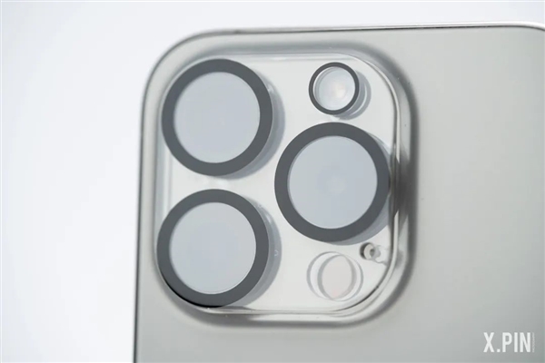 贴了个几十块钱的镜头膜:一拍照 我懵了