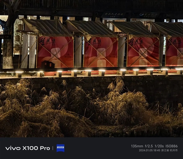 贴了个几十块钱的镜头膜:一拍照 我懵了