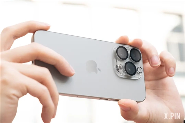 贴了个几十块钱的镜头膜:一拍照 我懵了