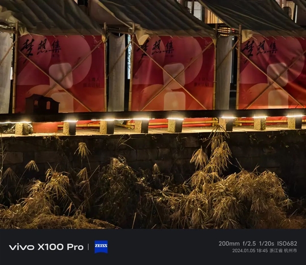 贴了个几十块钱的镜头膜:一拍照 我懵了