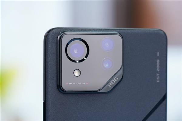 背部带隐藏屏幕！ROG游戏手机8图赏