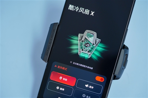 背部带隐藏屏幕！ROG游戏手机8图赏