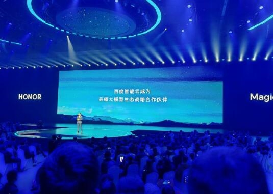 荣耀官宣自研端侧平台级AI大模型：魔法大模型